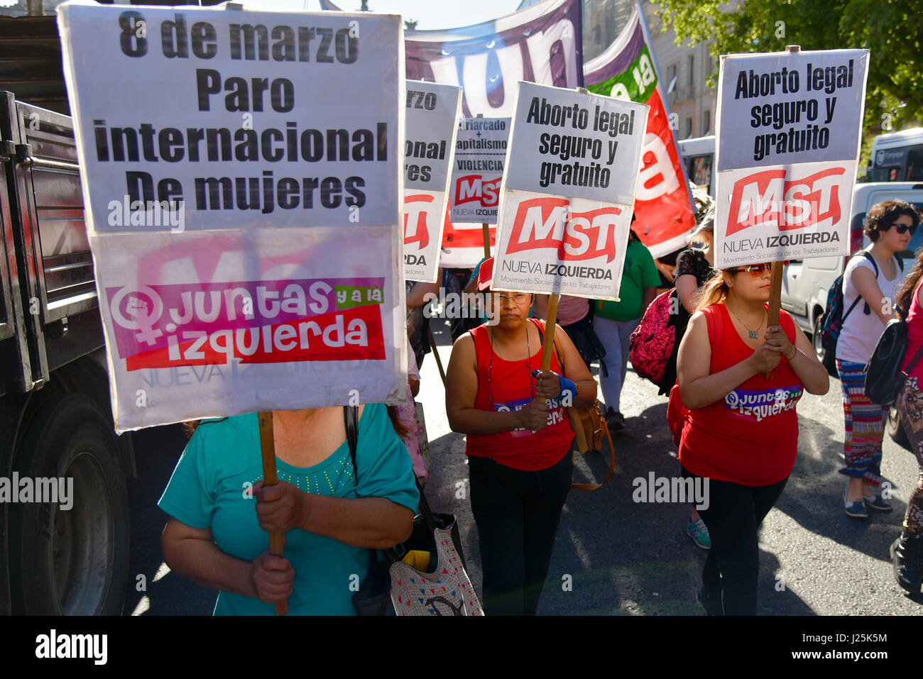 Migliaia di donne wave banner come protestano contro la violenza nei confronti delle donne sulla Giornata internazionale per lâ eliminazione della violenza contro le donne a Buenos Aires il 25 novembre 2016. Foto Stock