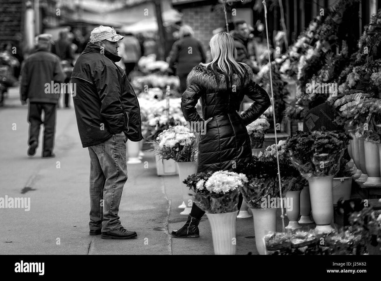 RIGA, Lettonia - 13 Aprile 2016: fiore sconosciuto merchant parlando di un uomo in un negozio di fiori. Foto Stock