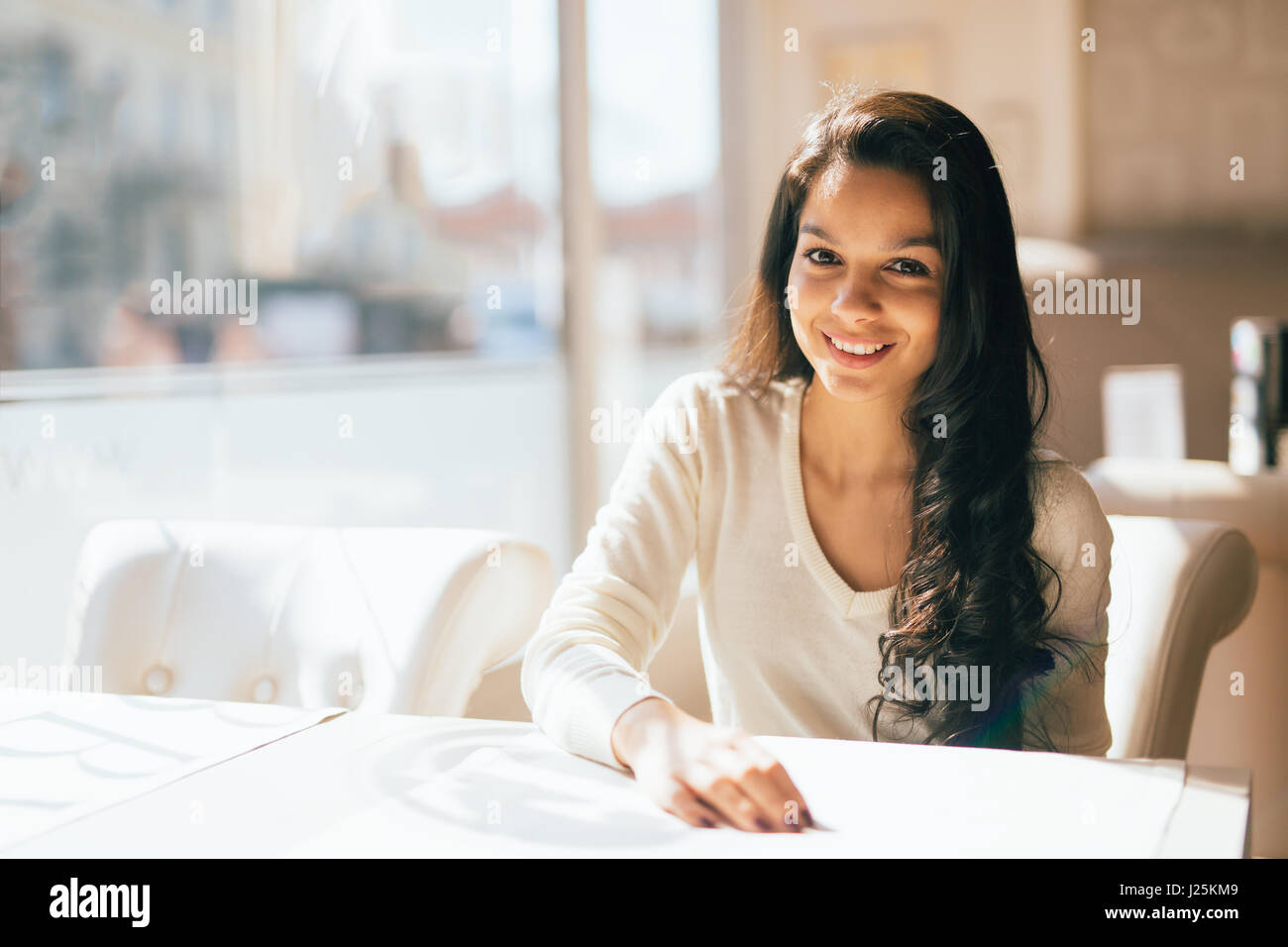 Ritratto di un felice bella bruna Foto Stock