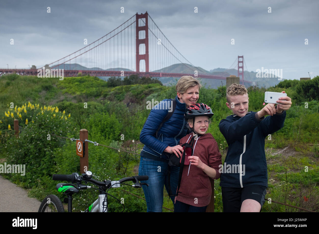 Famiglia prendendo un selfie presso il Golden Gate Bridge di San Francisco Foto Stock