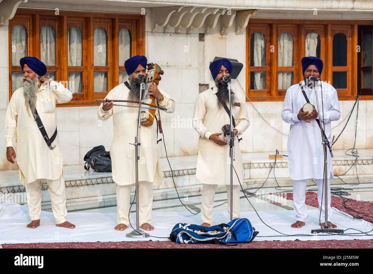 Canti Religiosi essendo eseguita da una troupe musicale all'interno del tempio d'oro, Amritsar Punjab, India Foto Stock