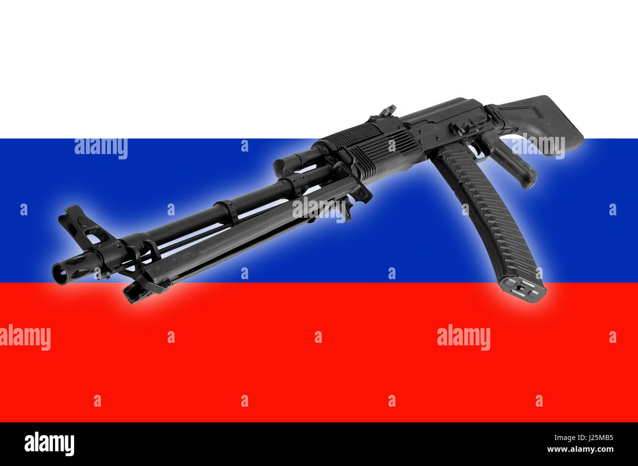 Arma - Una chiusura nero fucile da assalto alla Russia di una bandiera dello sfondo. Foto Stock