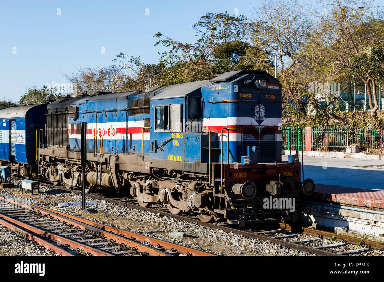 Fermo Ferrovie indiano blu locomotiva diesel treno motore in piedi sulla piattaforma, stazione Kathgodam, distretto di Nainital, Uttarakand, India settentrionale Foto Stock