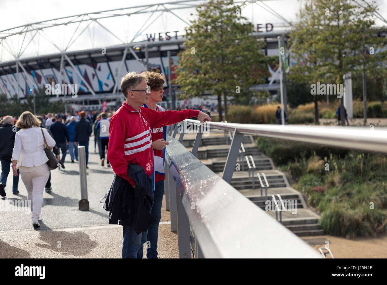 Middlesbrough tifosi fuori il London Stadium precedendo il team della partita contro il West Ham. Foto Stock