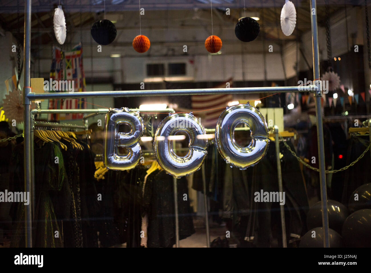 "Boo' scritto utilizzando palloncini gonfiati in vetrina su Halloween. Foto Stock