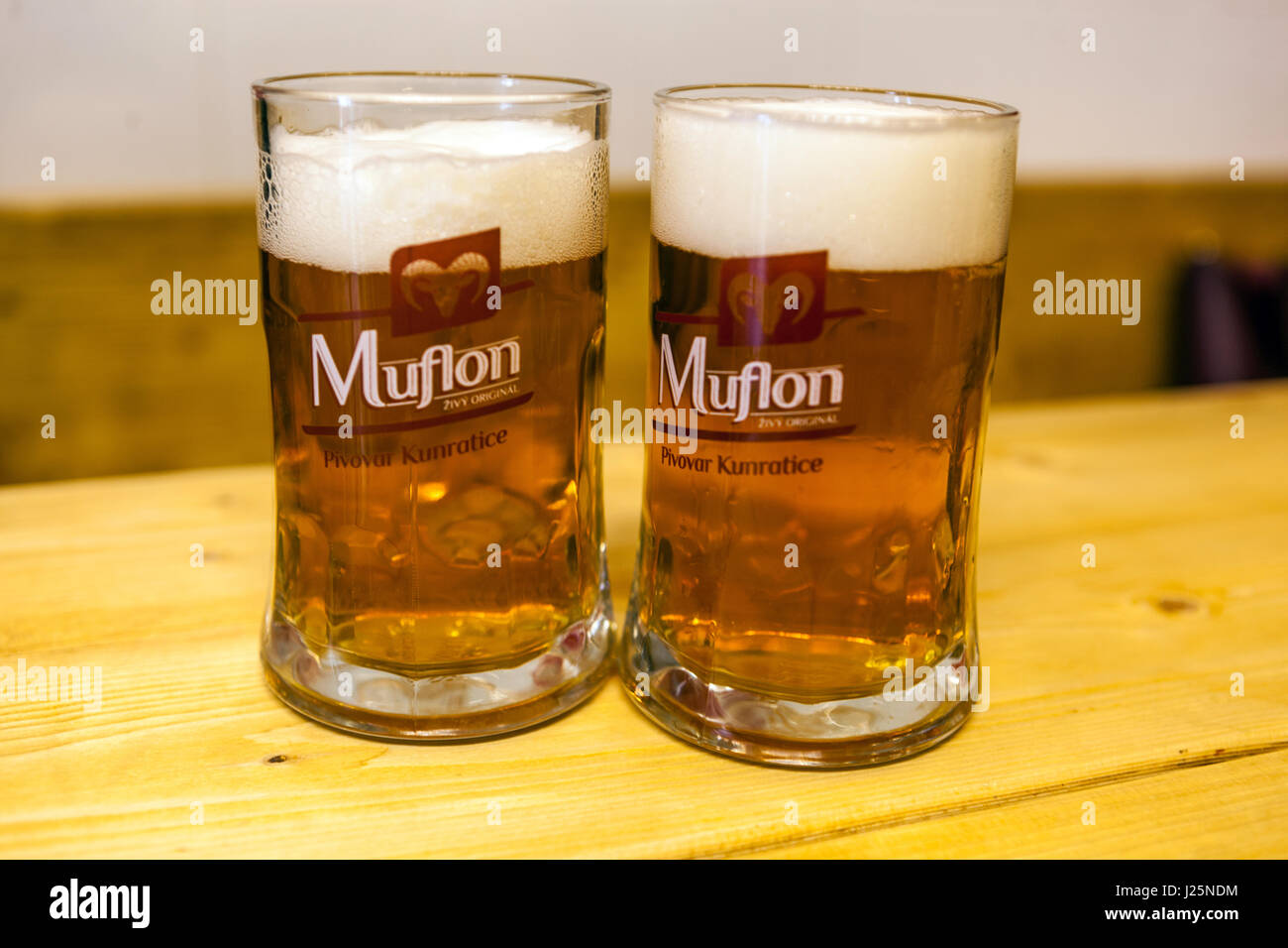 Birra ceca vetro di birra Muflon, Birreria Kunretice, Praga, Repubblica Ceca Foto Stock