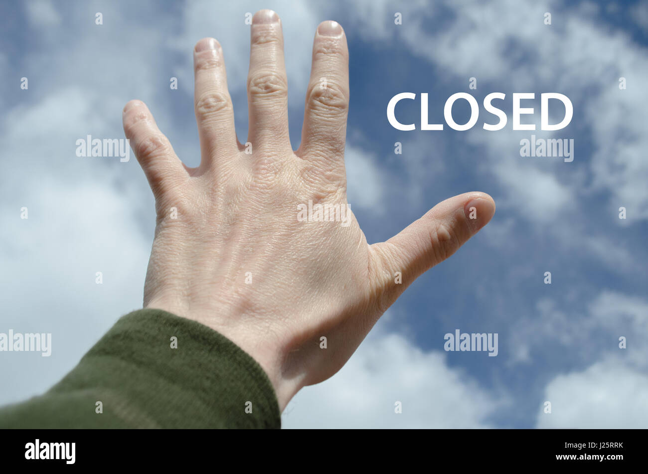 Mano con cinque dita di tenuta contro il cielo blu concetto chiuso Foto Stock