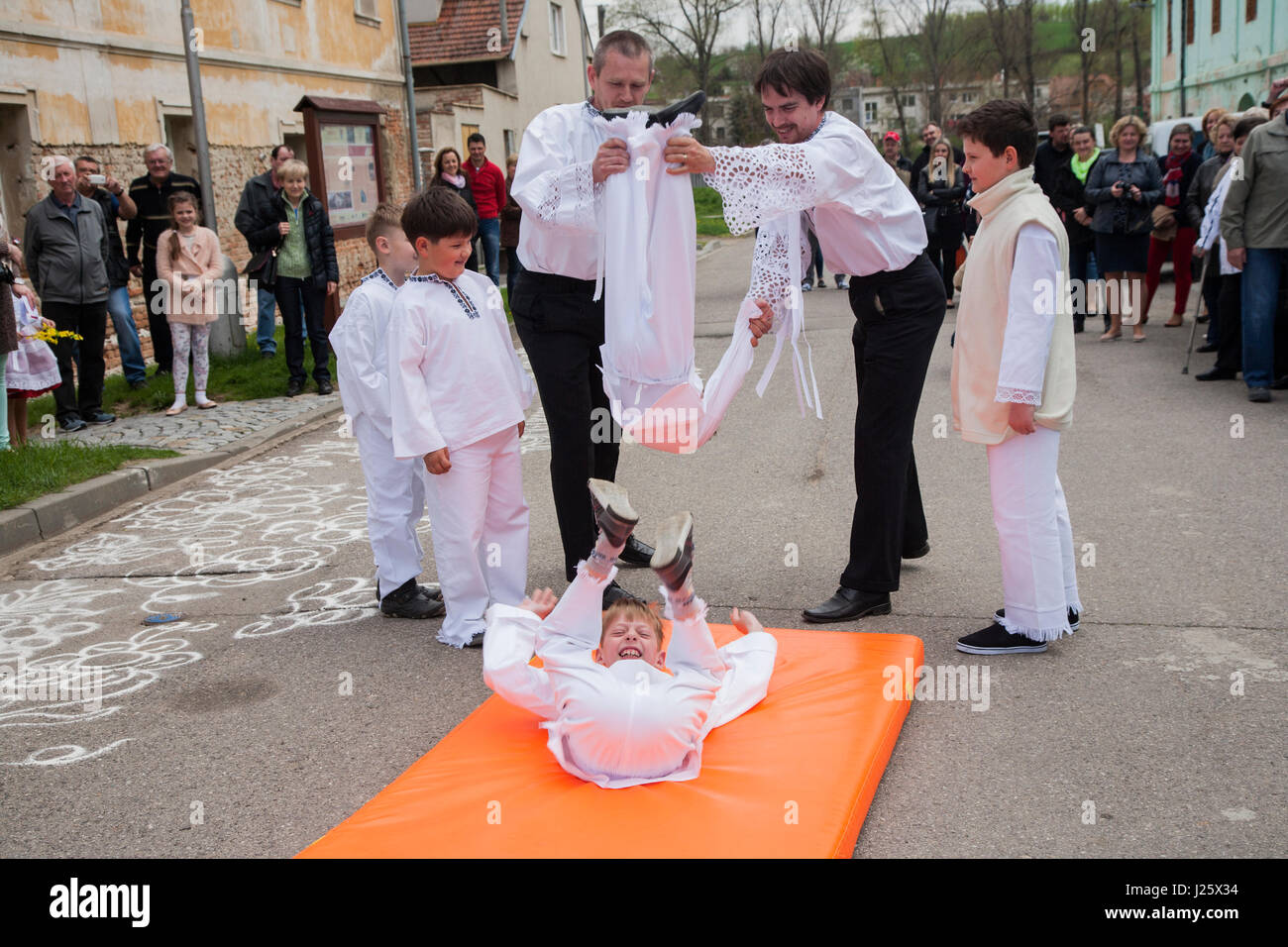 Ritratto di una donna tradizionale dalla Moravia meridionale, Repubblica Ceca Foto Stock