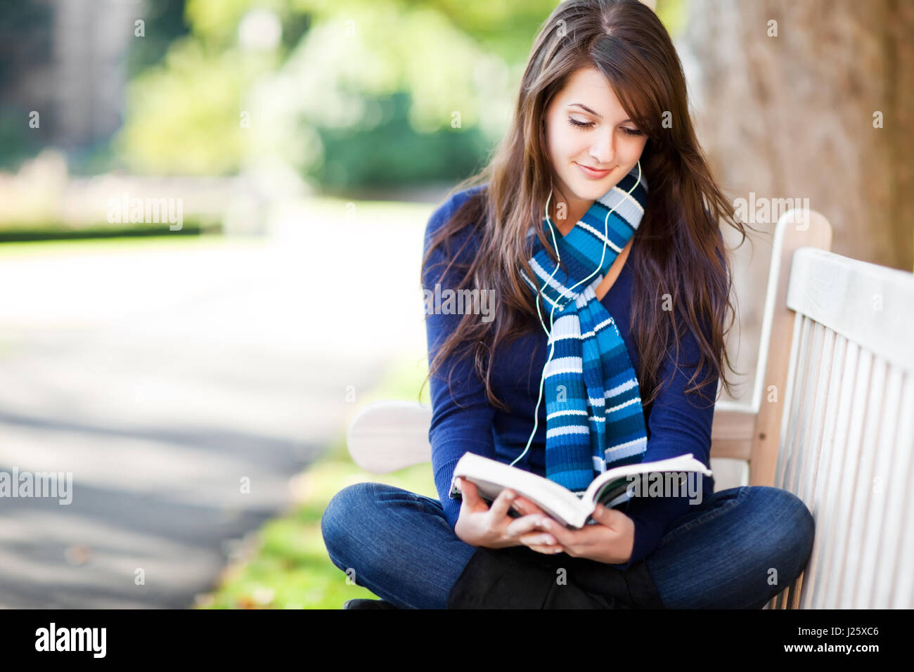 Un ritratto di una razza mista studente universitario che studia presso il campus Foto Stock