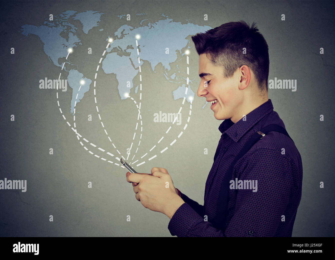 La comunicazione moderna telefono mobile high tech, connessione web concetto. Profilo laterale uomo felice utilizza lo smartphone navigare su internet su un mondo in tutto il mondo ma Foto Stock