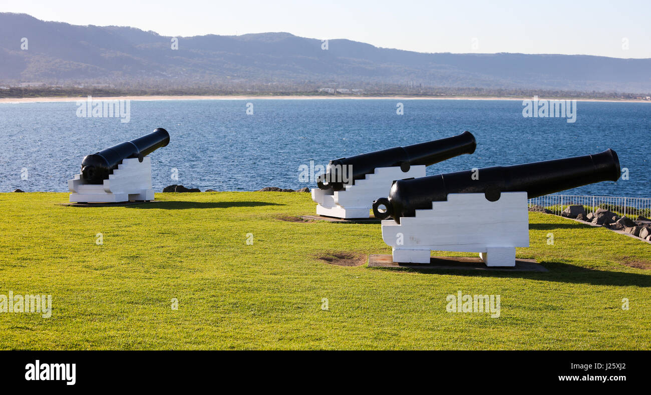 Cannoni difensive poste su terra alta inizio a Wollongong's insediamento Foto Stock