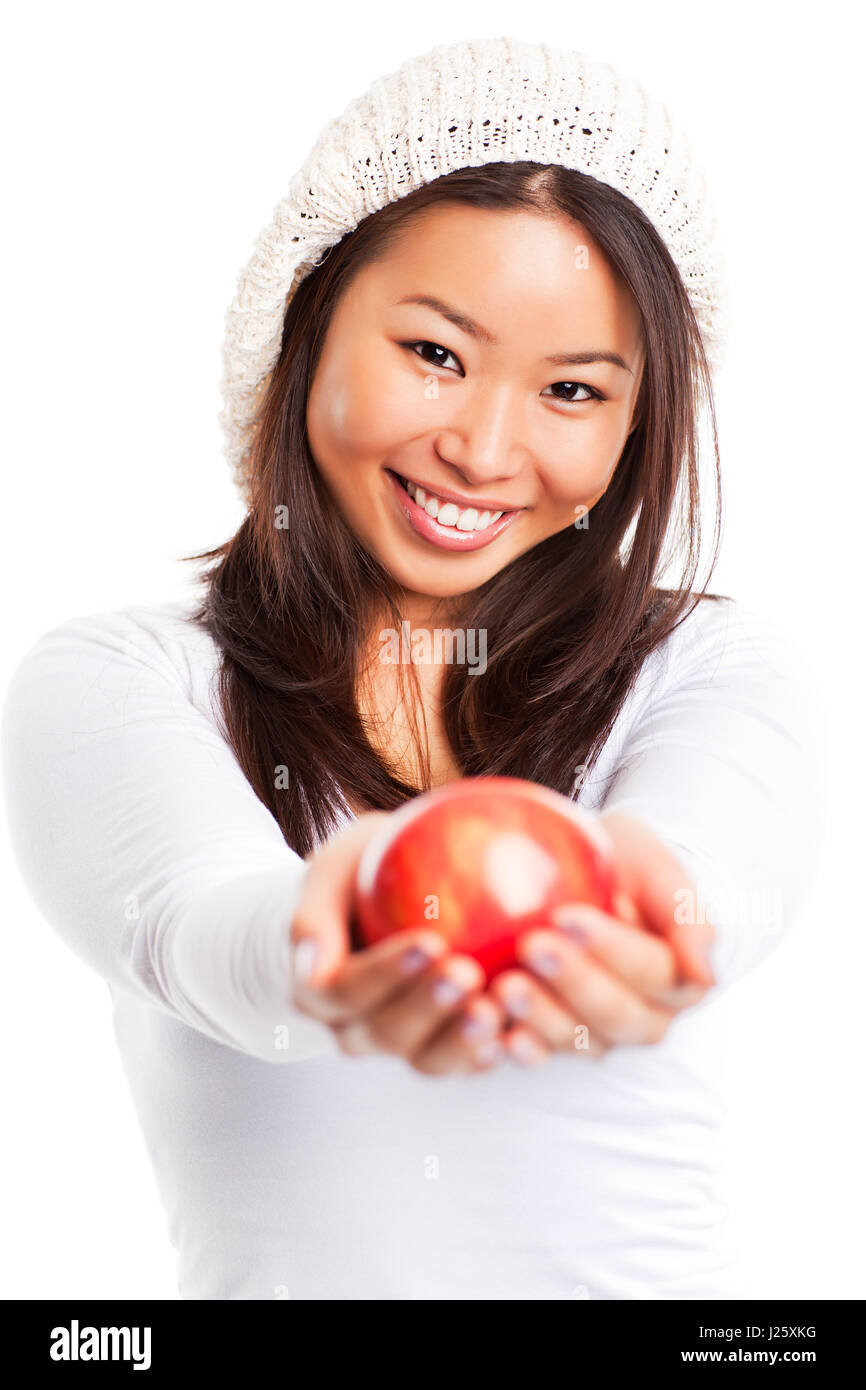 Un colpo isolato di una ragazza asiatica mangiare apple Foto Stock