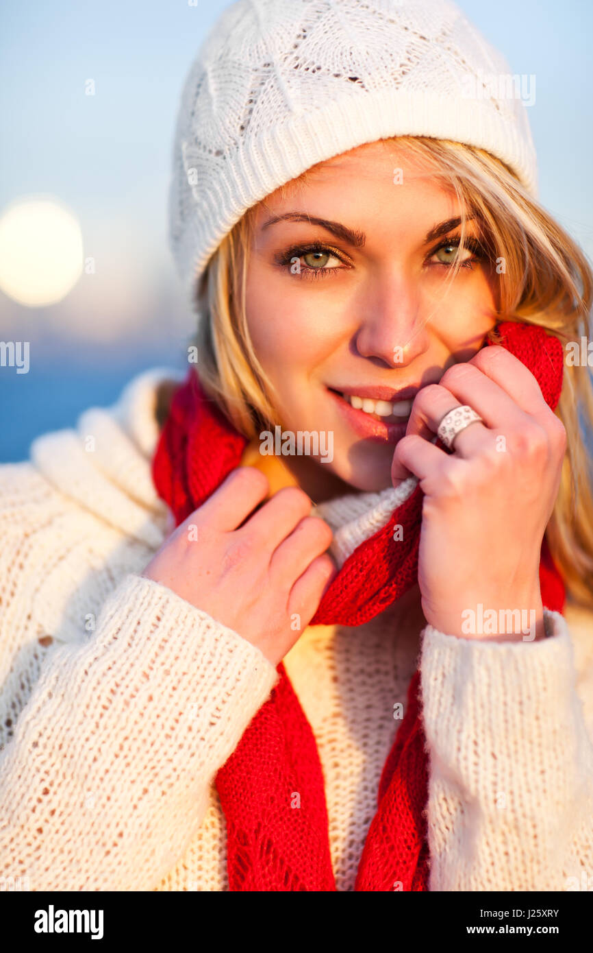 Un colpo di un bellissimo inverno caucasico donna outdoor Foto Stock