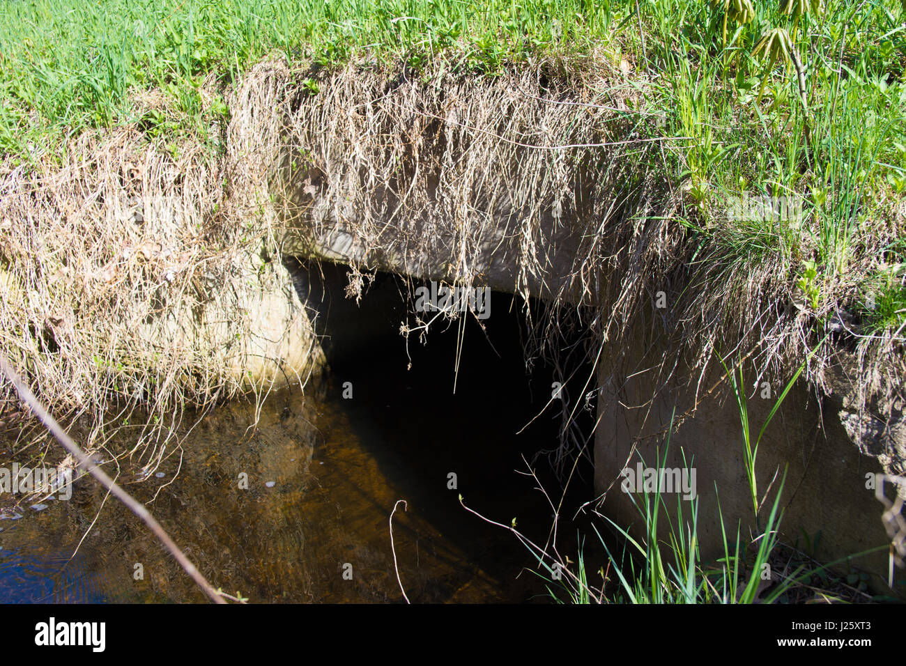 Un tunnel sotto la strada per acqua Foto Stock