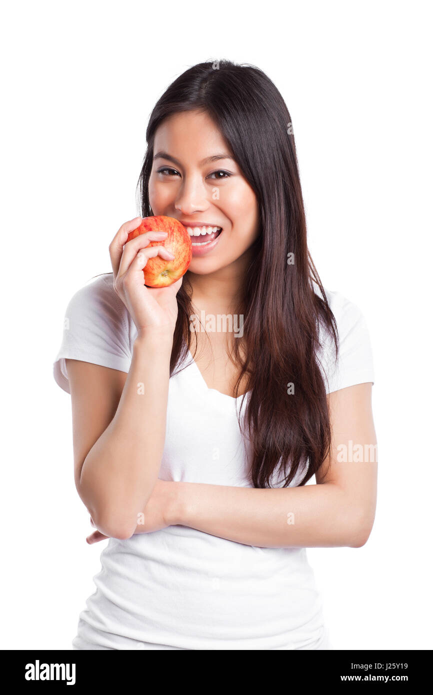 Un colpo isolato di una bella donna asiatica di mangiare un Apple Foto Stock