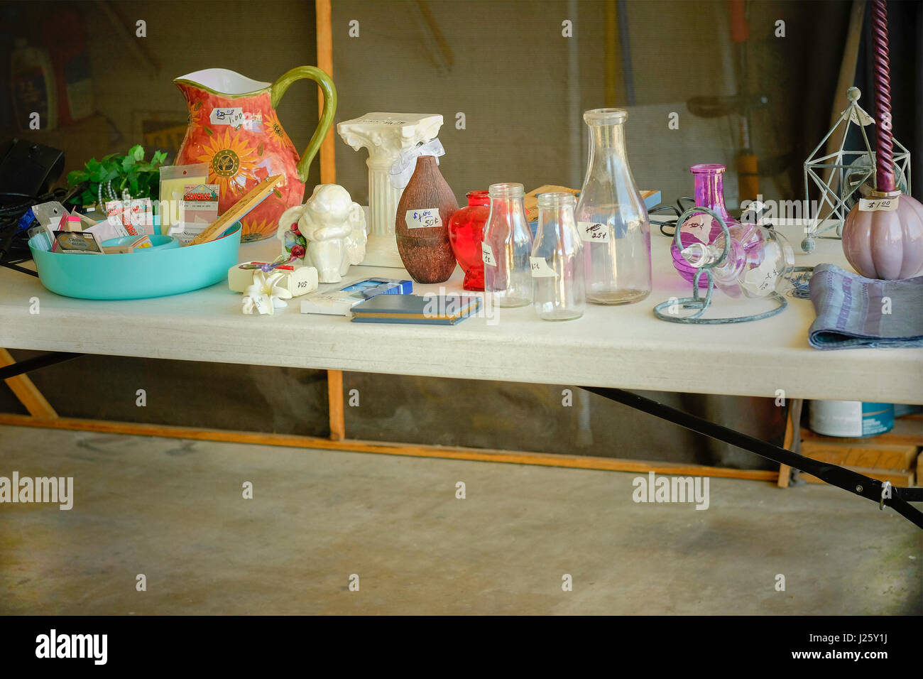 Un tavolo pieno di merce in vendita all'interno di un garage in vendita in Oklahoma City, Oklahoma, Stati Uniti d'America. Foto Stock