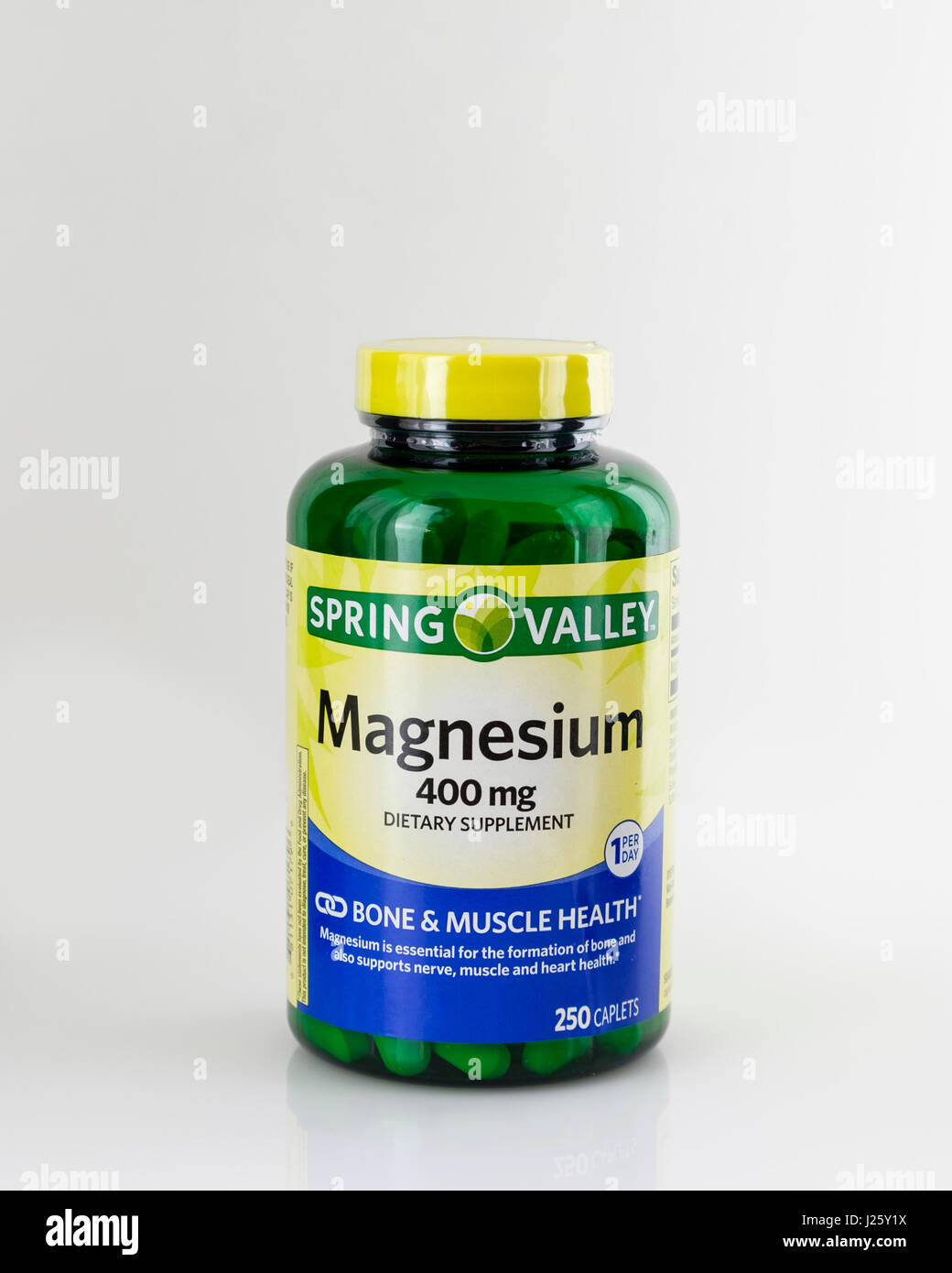 Una bottiglia di Spring Valley brand 400 mg Magnesio supplemento. Isolato su bianco. Stati Uniti d'America. Foto Stock