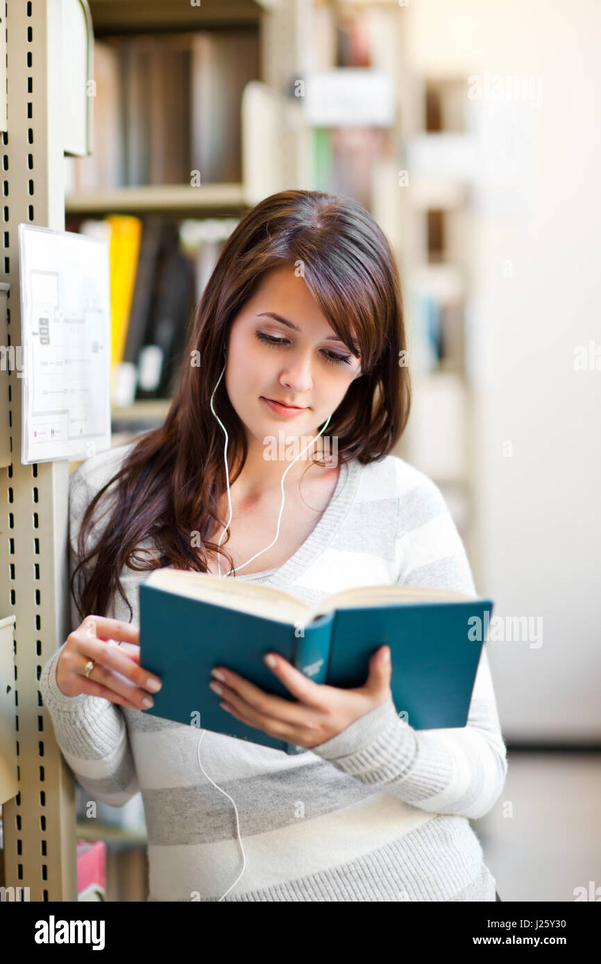 Un ritratto di una razza mista studente di college presso il campus Foto Stock