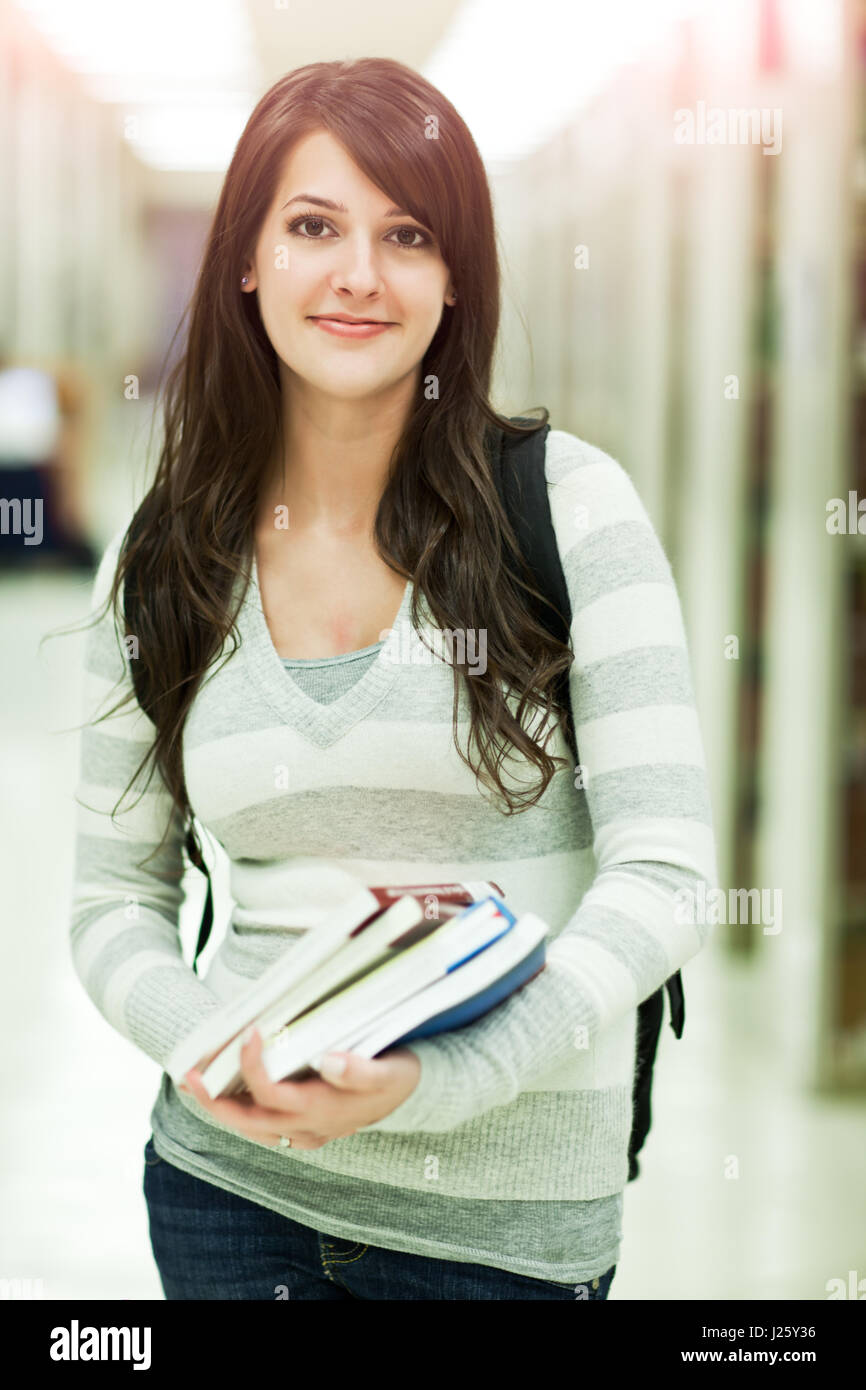 Un ritratto di una razza mista studente di college presso il campus Foto Stock