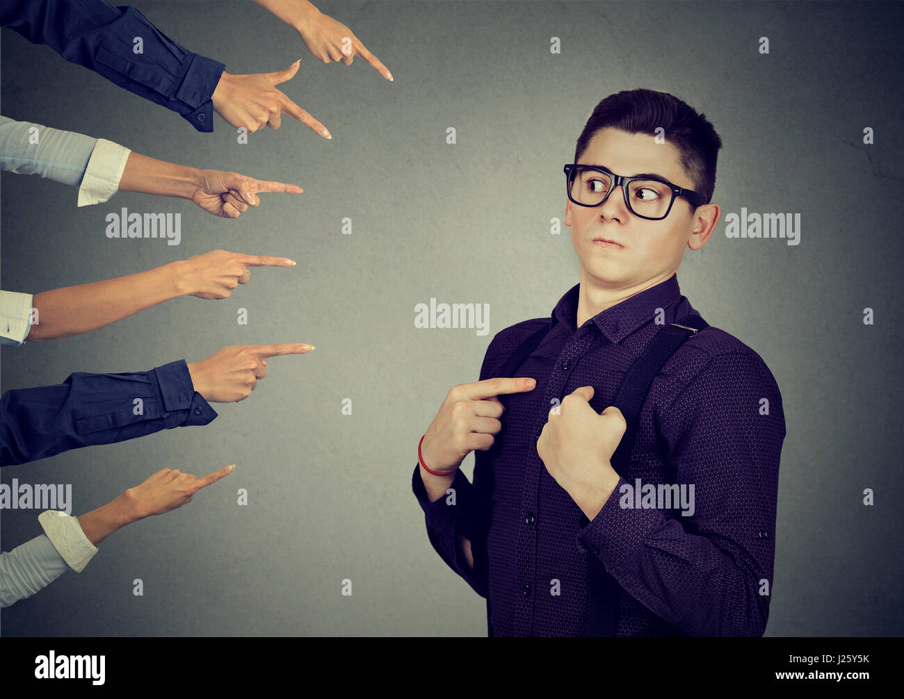 Incolpare te. Ansiosi uomo giudicato da diverse persone che puntano le dita delle mani a lui. Concetto di accusa di colpevole guy. Negative le emozioni umane faccia e Foto Stock