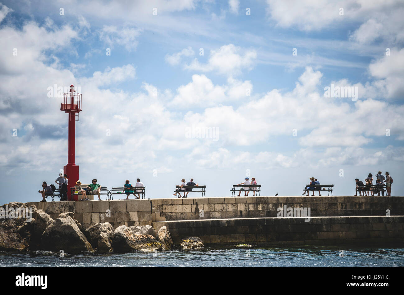 La gente seduta sulle panchine, Porto di Dubrovnik, Croazia Foto Stock