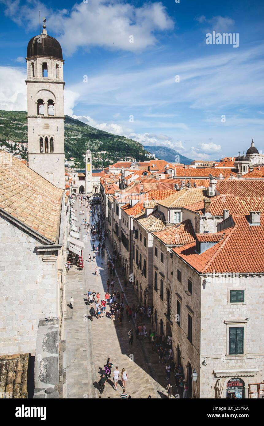 Torre Campanaria sopra Stradun, la strada principale di vecchia citta di Dubrovnik, Croazia Foto Stock