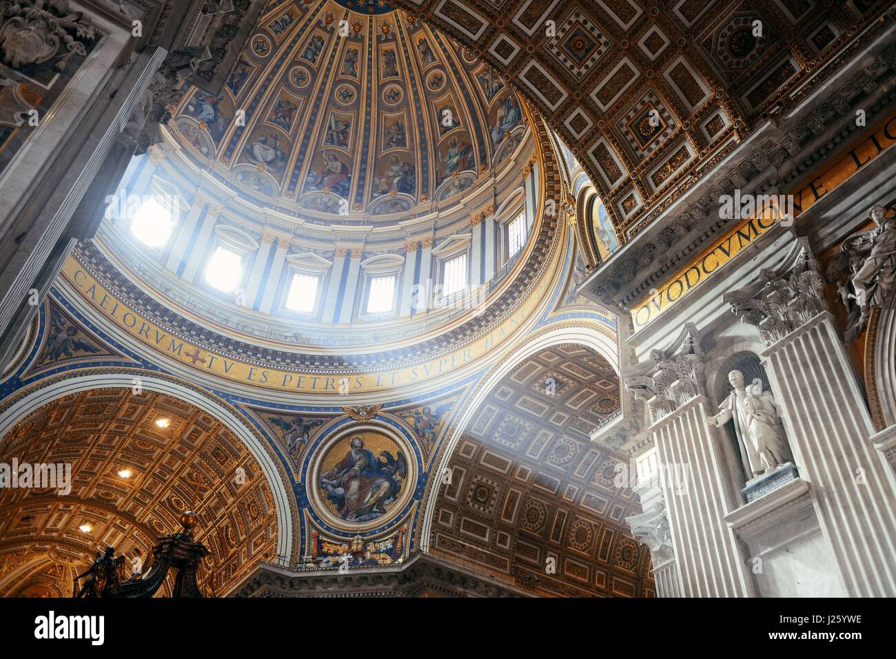 La Basilica di San Pietro interno con fascio di luce nella Città del Vaticano. Foto Stock
