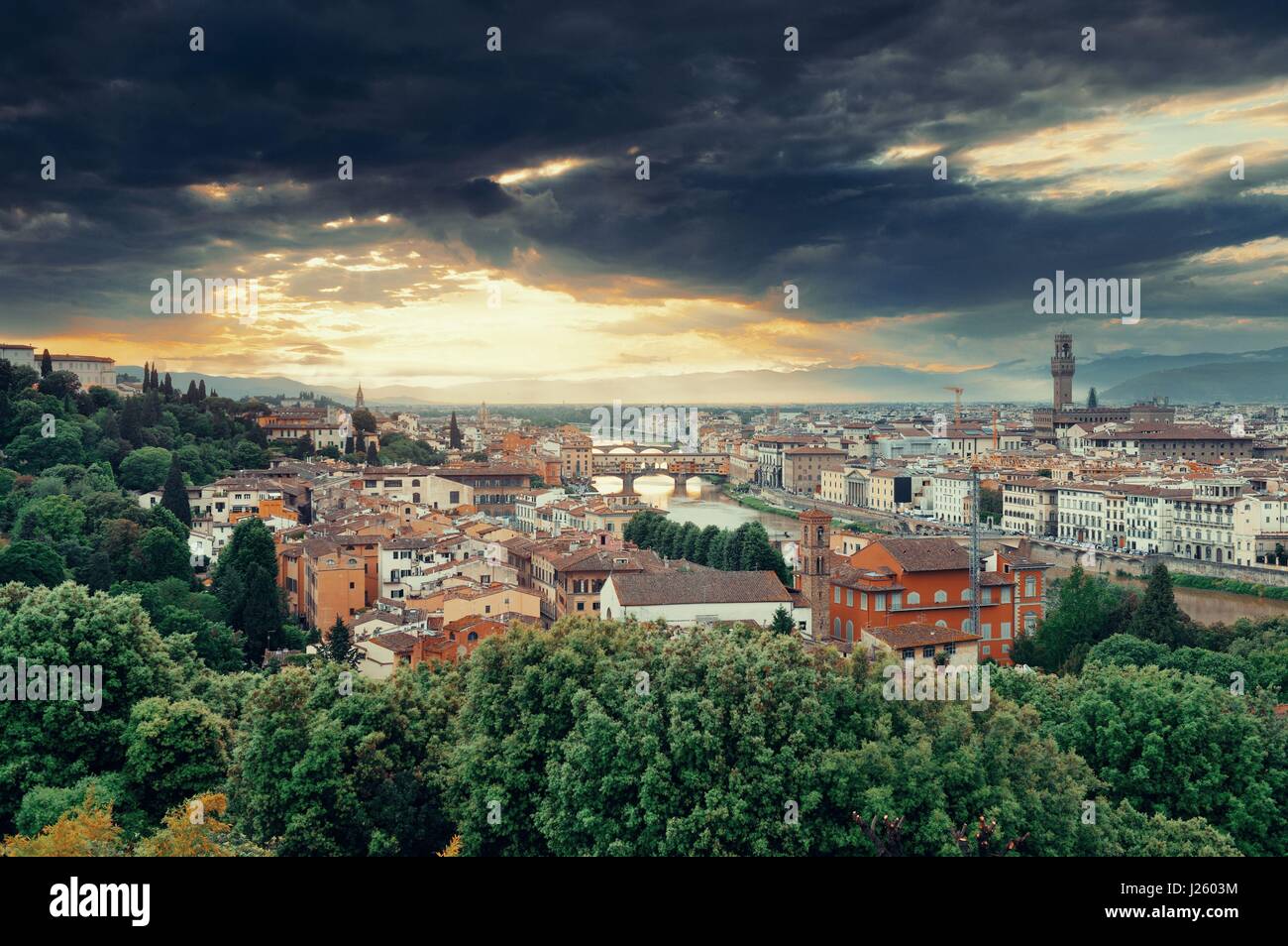 Orizzonte di Firenze vista dal Piazzale Michelangelo al tramonto Foto Stock