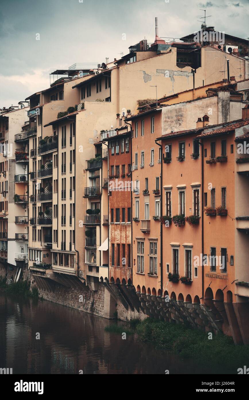 Lo stile italiano di vecchi edifici lungo il fiume Arno a Firenze, Italia. Foto Stock