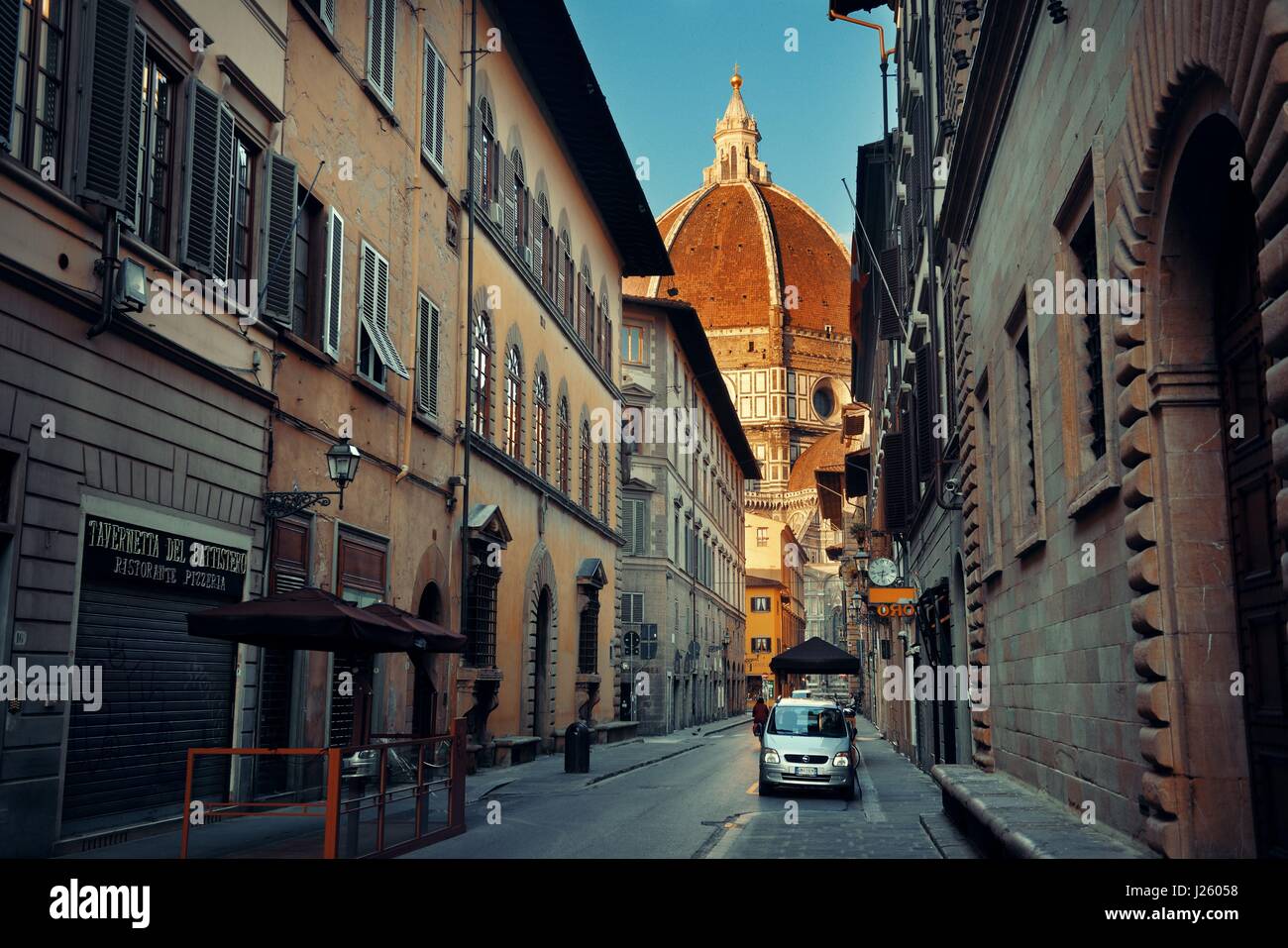 Firenze - 20 Maggio: Street view con il duomo il 20 maggio 2016 a Firenze, Italia. Firenze fu un centro medievale di unione del commercio e della finanza ed è Foto Stock