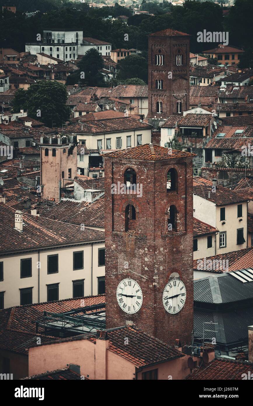 Lucca torre dell orologio è vista dal di sopra in Italia. Foto Stock