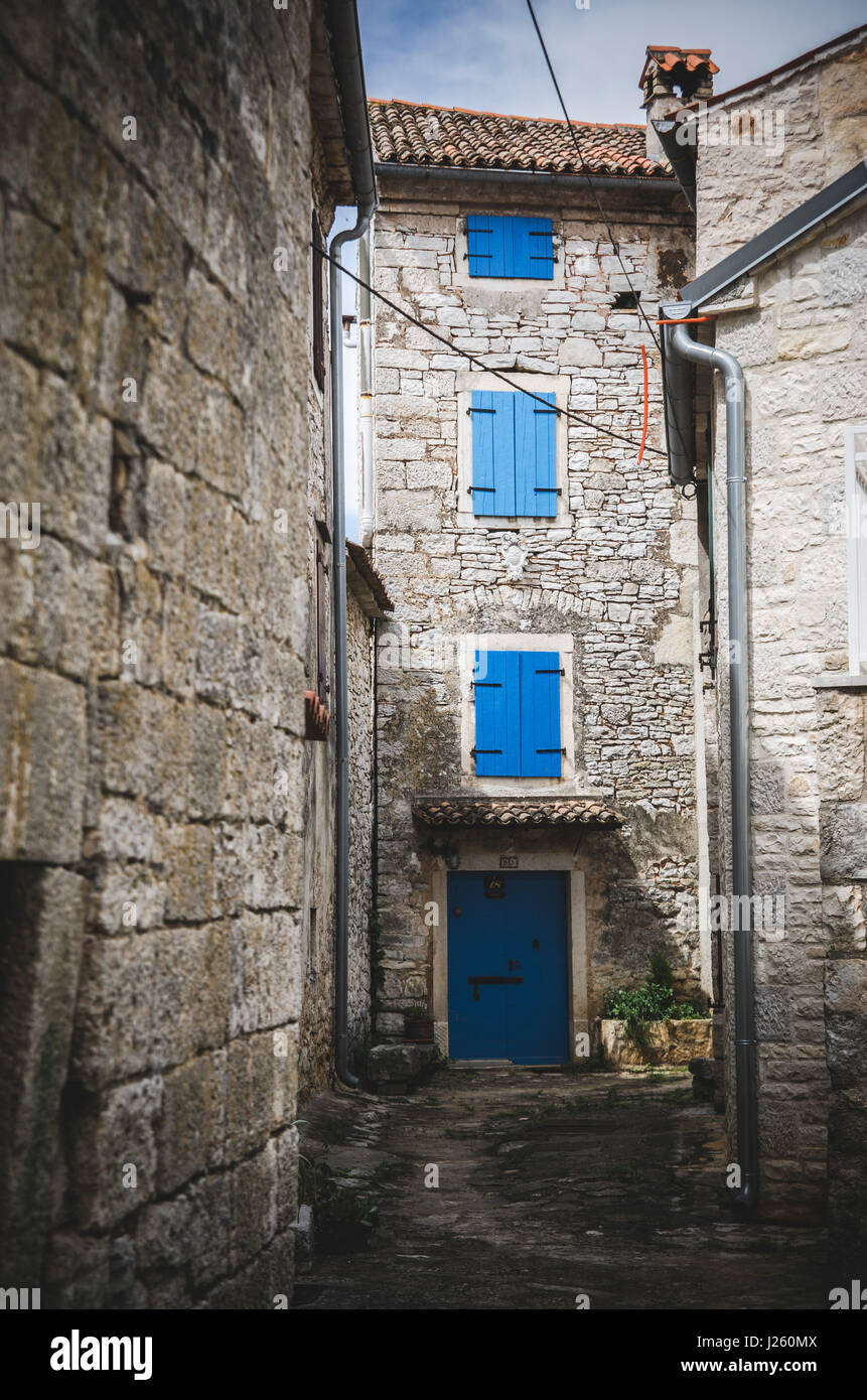 Il vecchio edificio in pietra con colorati porte e persiane blu, Balla, Croazia Foto Stock