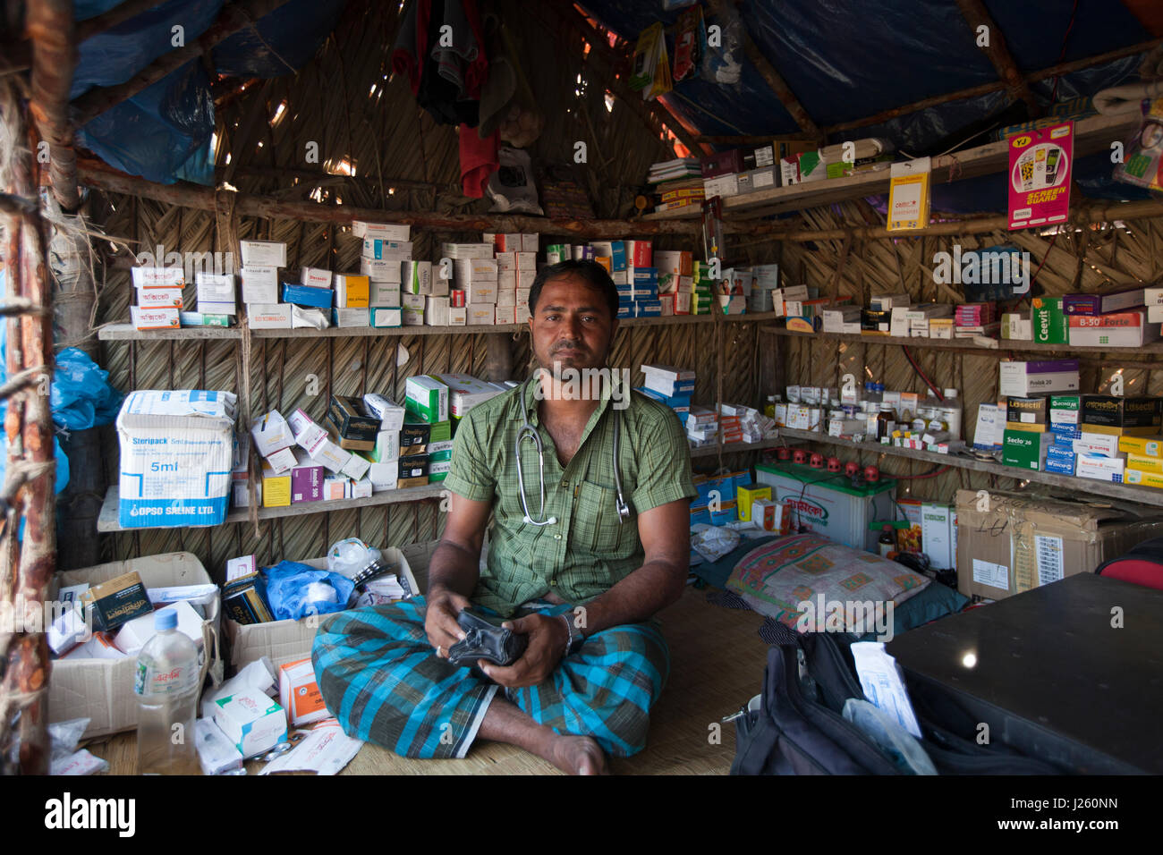 Un negozio di prodotti farmaceutici a Dublarchar in Eastern Division della Sundarbans. Bagerhat, Bangladesh. Foto Stock