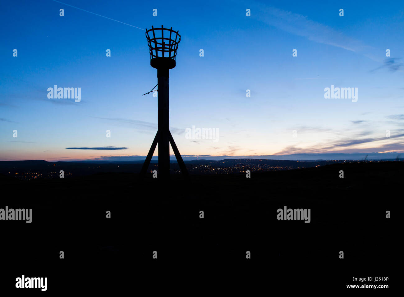 Victoria Tower stagliano contro il cielo di sera, al di sopra di Huddersfield, West Yorkshire Foto Stock