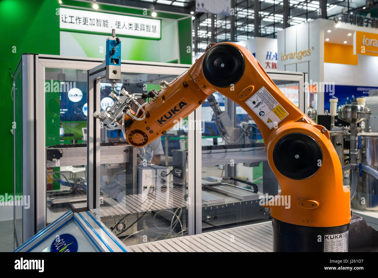Robot industriale demo a un Tech Expo di Shenzhen, Cina Foto Stock