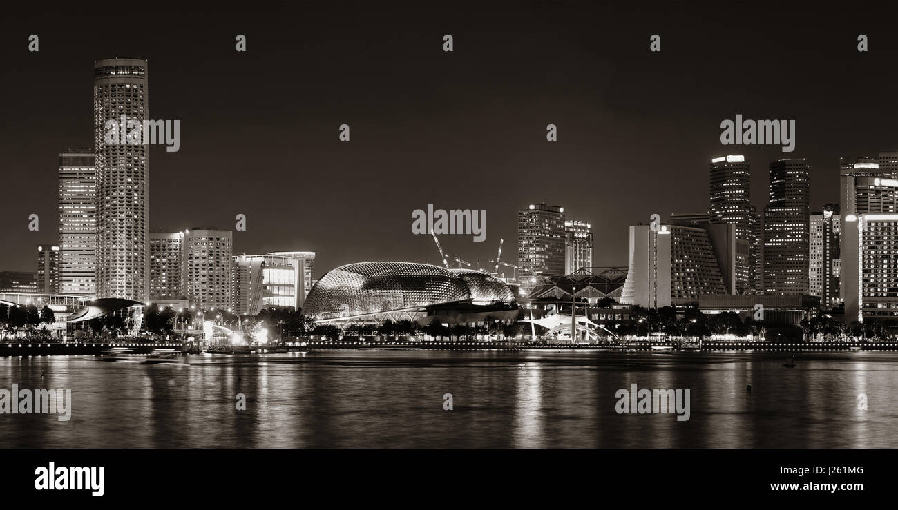 Lo skyline di Singapore di notte con edifici urbani Foto Stock