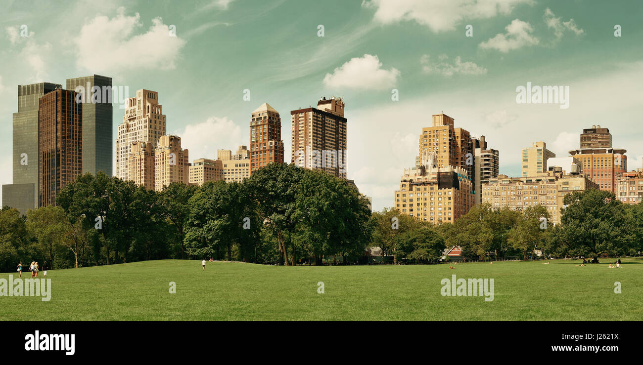 Central Park la molla con la skyline di Manhattan a New York City Foto Stock