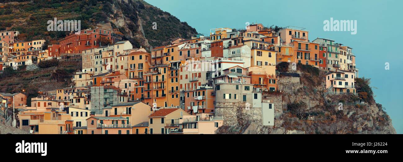 Stile Italiano edifici residenti su panorama sulla scogliera a Manarola nelle Cinque Terre, Italia. Foto Stock