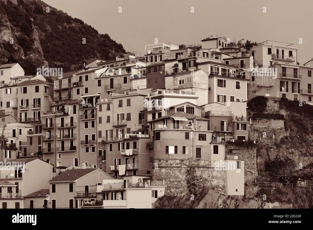 Stile Italiano edifici residente sulla scogliera a Manarola nelle Cinque Terre, Italia. Foto Stock