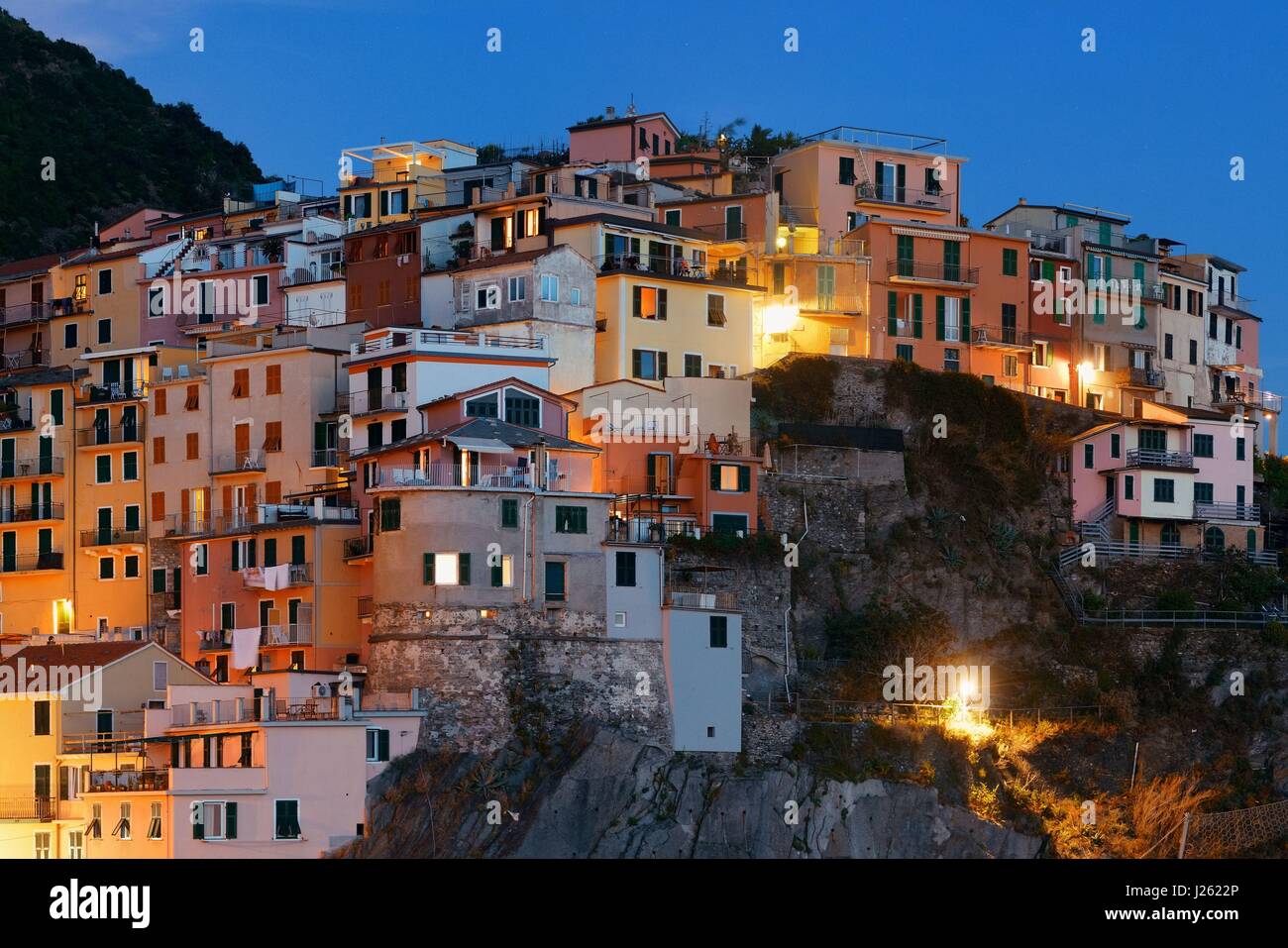Stile Italiano edifici residente sulla scogliera a Manarola nelle Cinque Terre di notte, Italia. Foto Stock