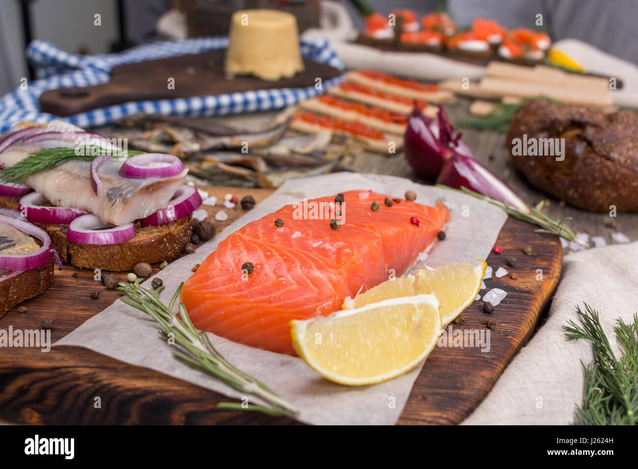 Ancora in vita - la tradizionale cucina norvegese - Brunost e pesce Foto Stock