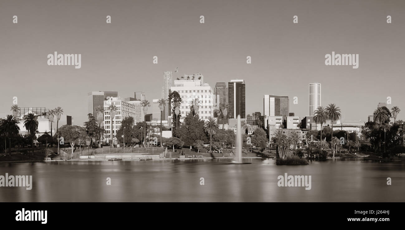 Los Angeles downtown vista dal parco con i riflessi dell'acqua. Foto Stock