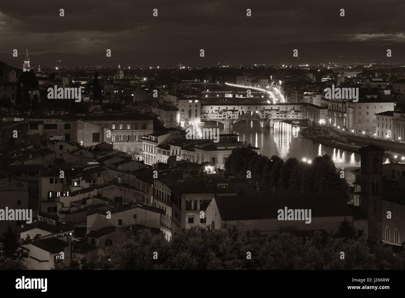 Orizzonte di Firenze vista dal Piazzale Michelangelo di notte in bianco e nero Foto Stock