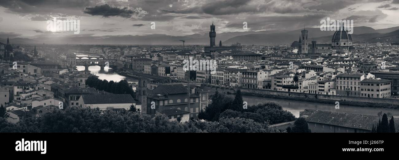 Orizzonte di Firenze vista dal Piazzale Michelangelo in bianco e nero Foto Stock
