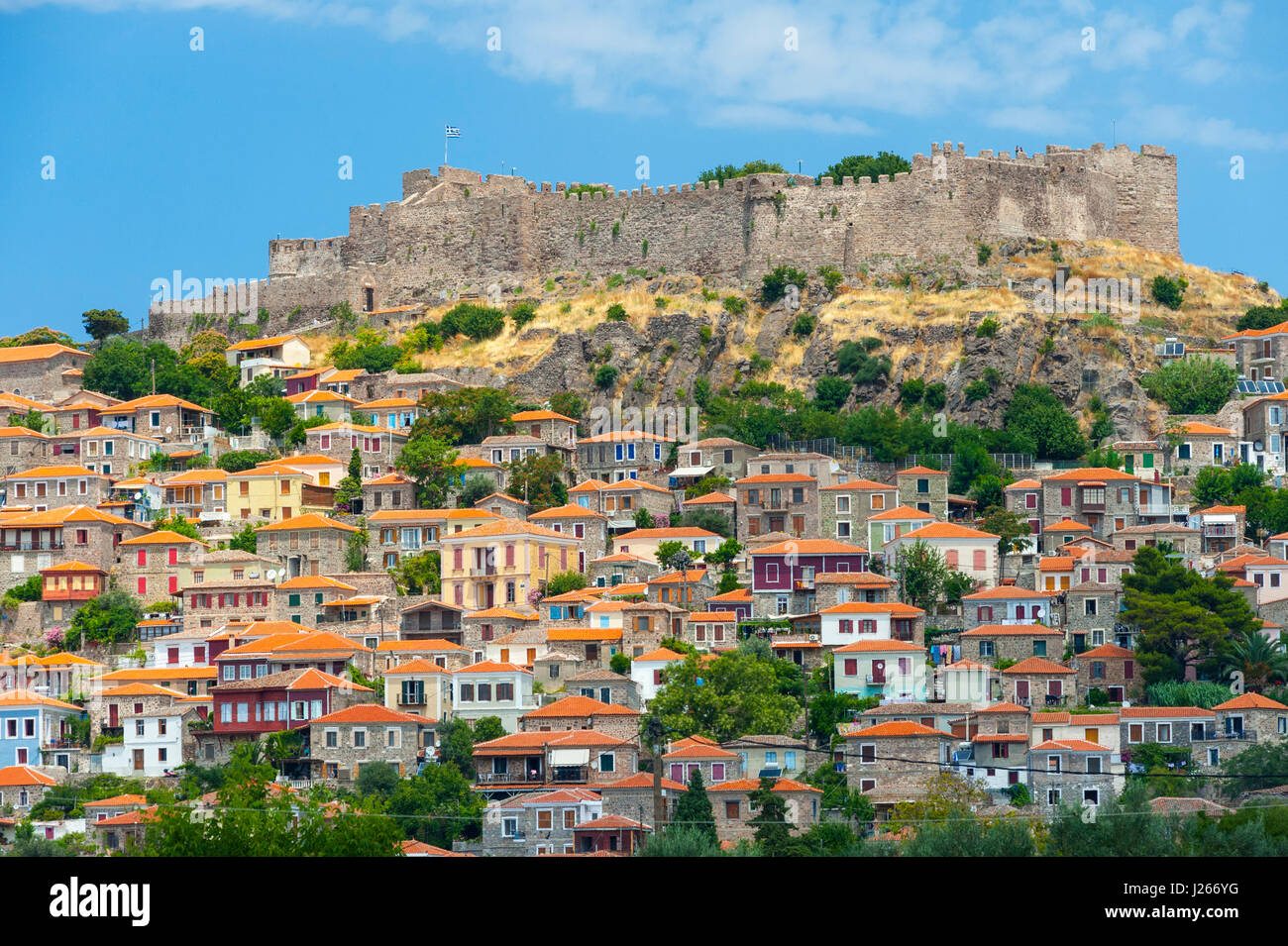 Vista della città sulla collina di molivos sull' isola Greca di Lesbo Foto Stock