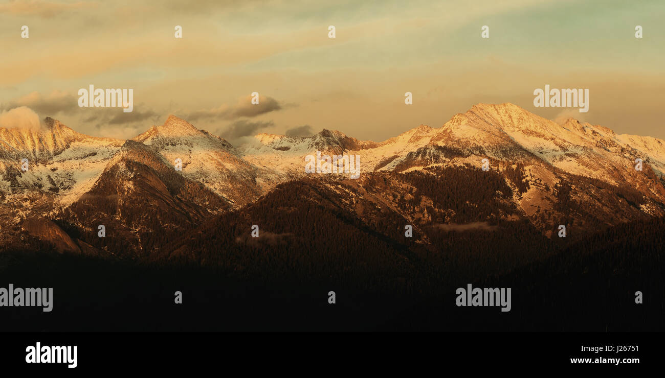 Kings Canyon montagna con la neve e il cloud al tramonto Foto Stock
