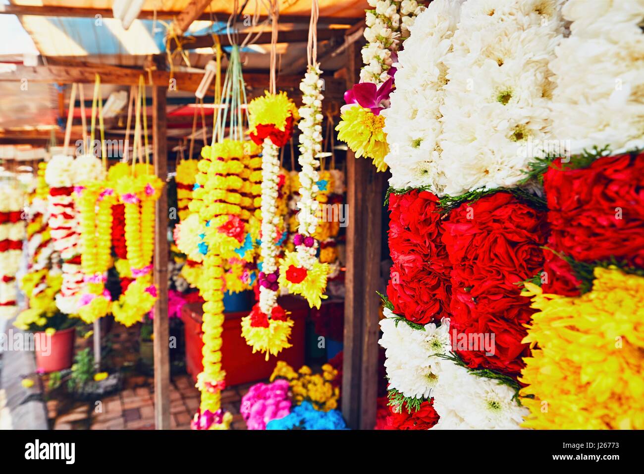 Ghirlande di fiori per cerimonia religiosa Indù per le vendite - Kuala Lumpur, Malesia - messa a fuoco selettiva Foto Stock