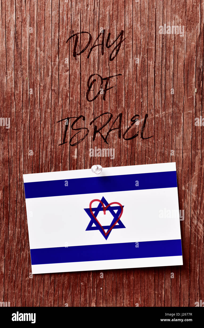 Il testo giorno di Israele e una bandiera israeliana con un cuore disegnato in essa riposte con un push-pin a un rustico sfondo di legno Foto Stock