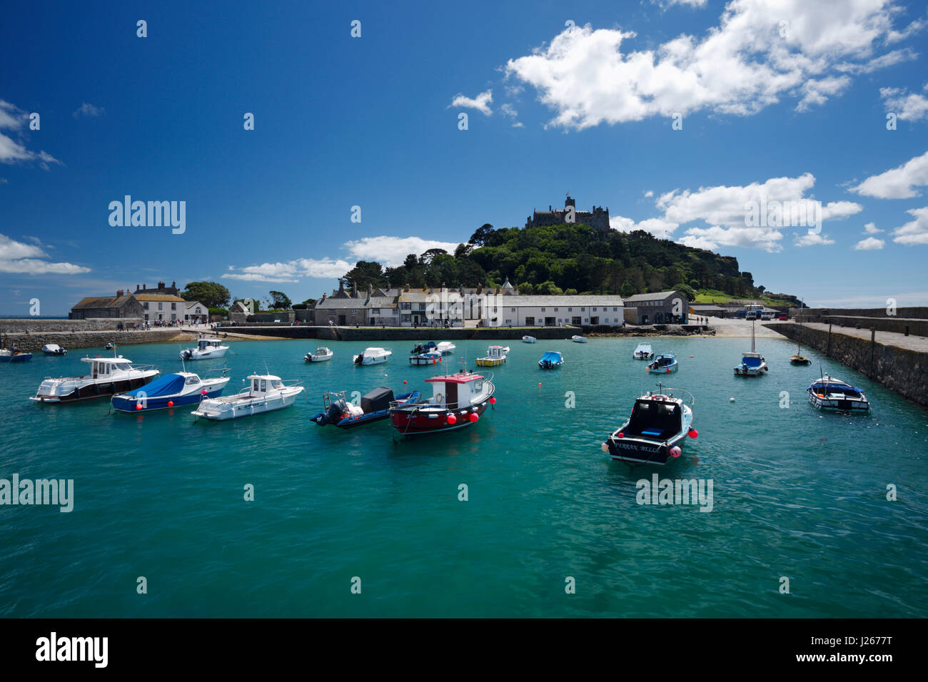 St Michael's Mount Harbour e del villaggio. La Cornovaglia. Regno Unito. Foto Stock