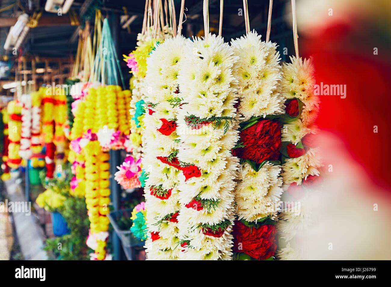 Ghirlande di fiori per cerimonia religiosa Indù per le vendite - Kuala Lumpur, Malesia - messa a fuoco selettiva Foto Stock
